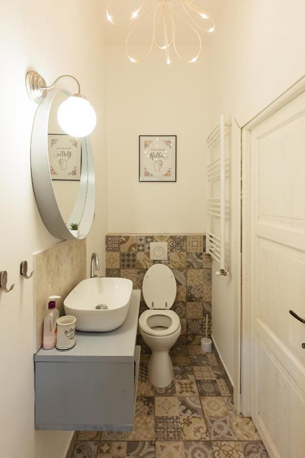 Chic Apartment In Historical City Center Timisoara Ngoại thất bức ảnh
