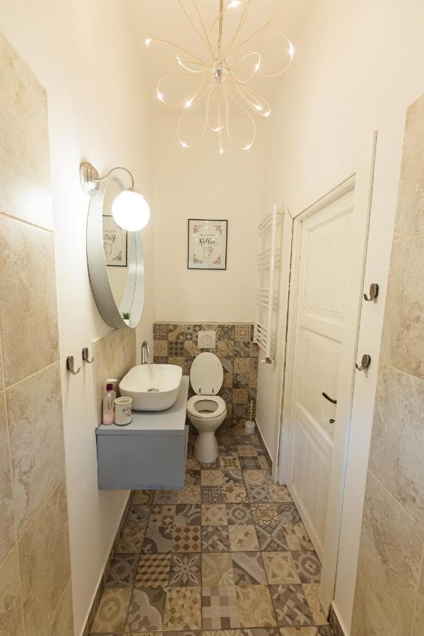 Chic Apartment In Historical City Center Timisoara Ngoại thất bức ảnh