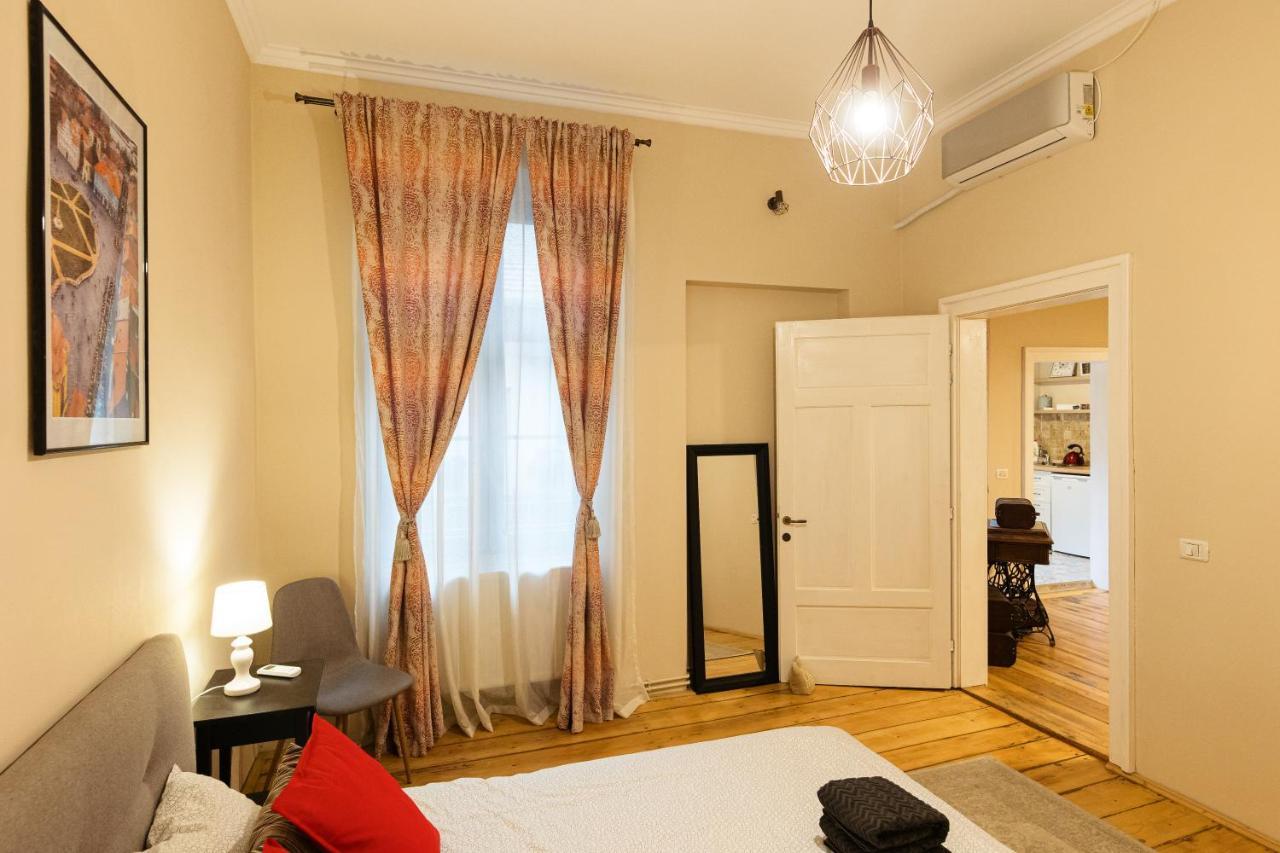Chic Apartment In Historical City Center Timisoara Ngoại thất bức ảnh