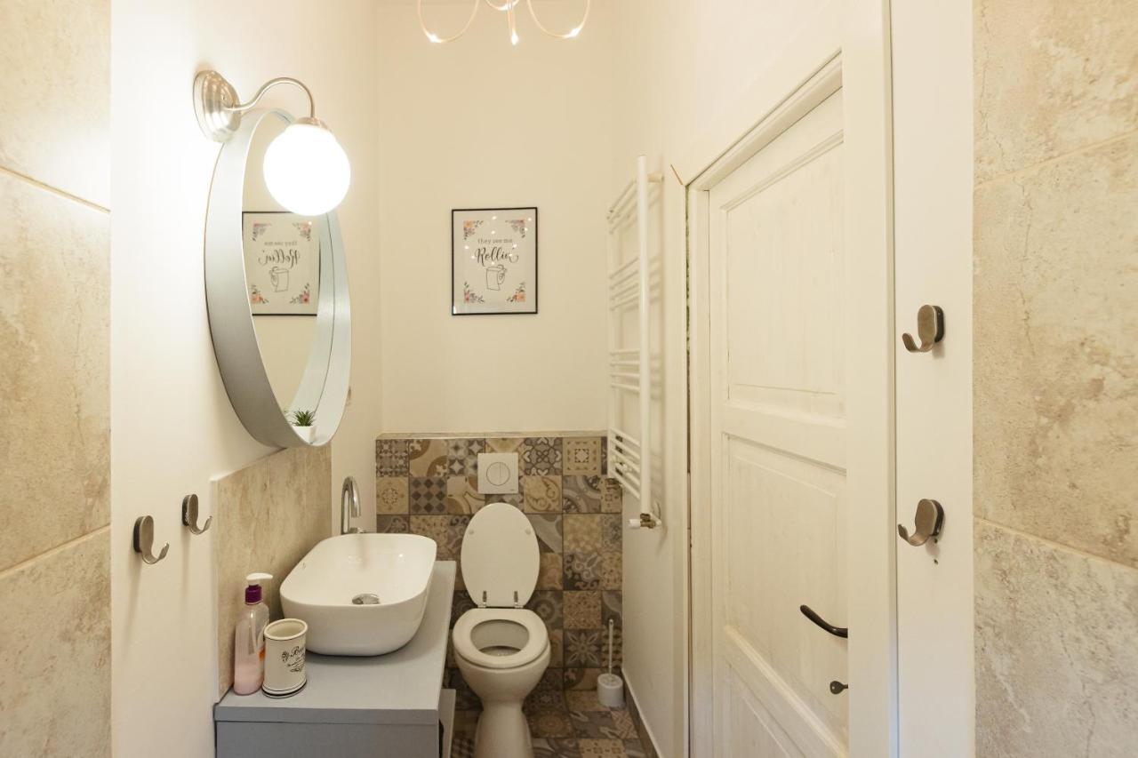 Chic Apartment In Historical City Center Timisoara Ngoại thất bức ảnh